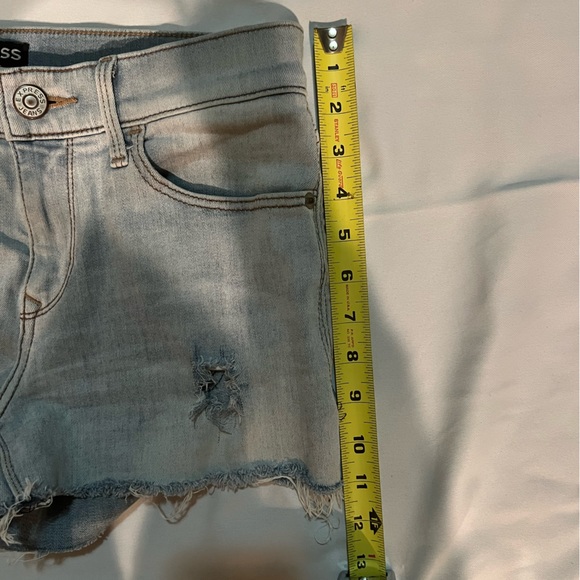 Women’s Express Mid Rise light wash distressed jean shorts, size 6 (measures 29) - Picture 5 of 7